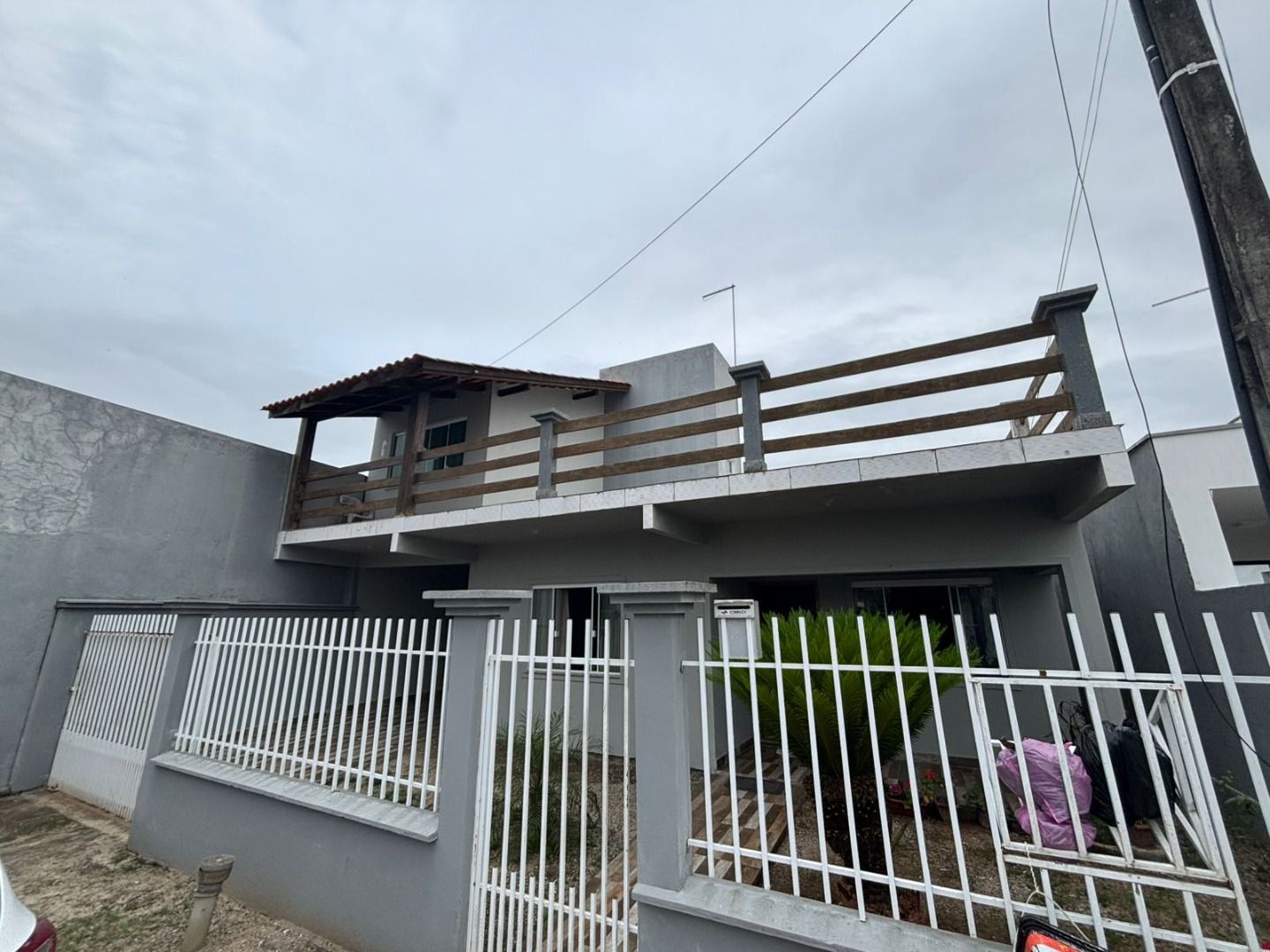 Excelente casa com quatro dormitórios à venda no bairro Universitário em Tijucas/SC.