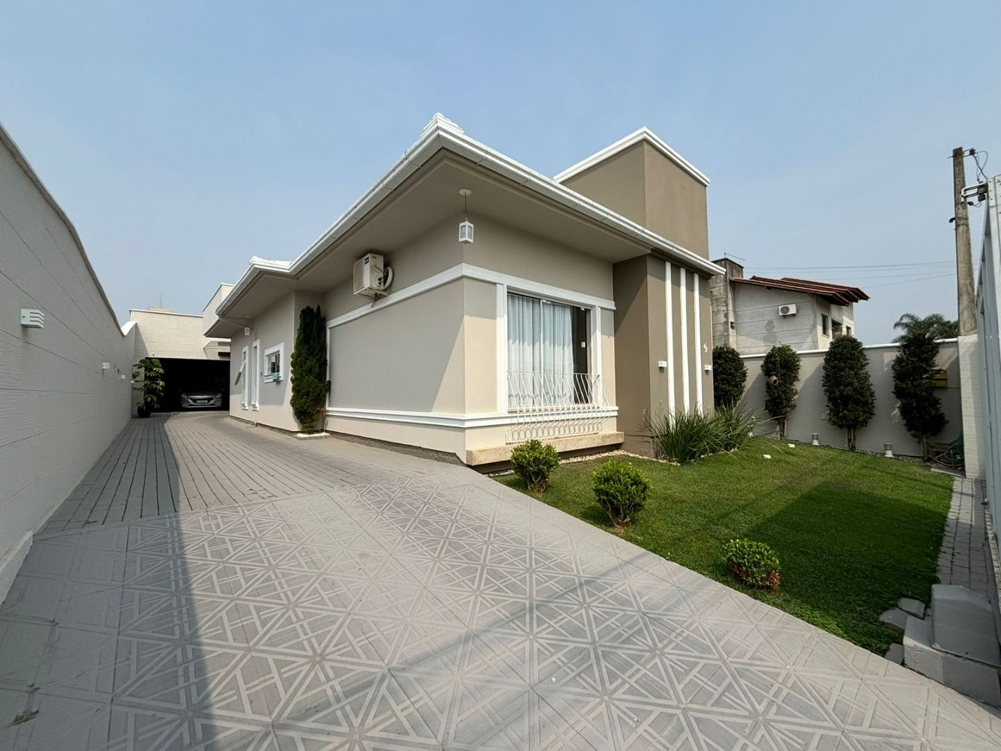 Excelente casa com três dormitórios à venda no Loteamento Mata Atlântica em Tijucas/SC.