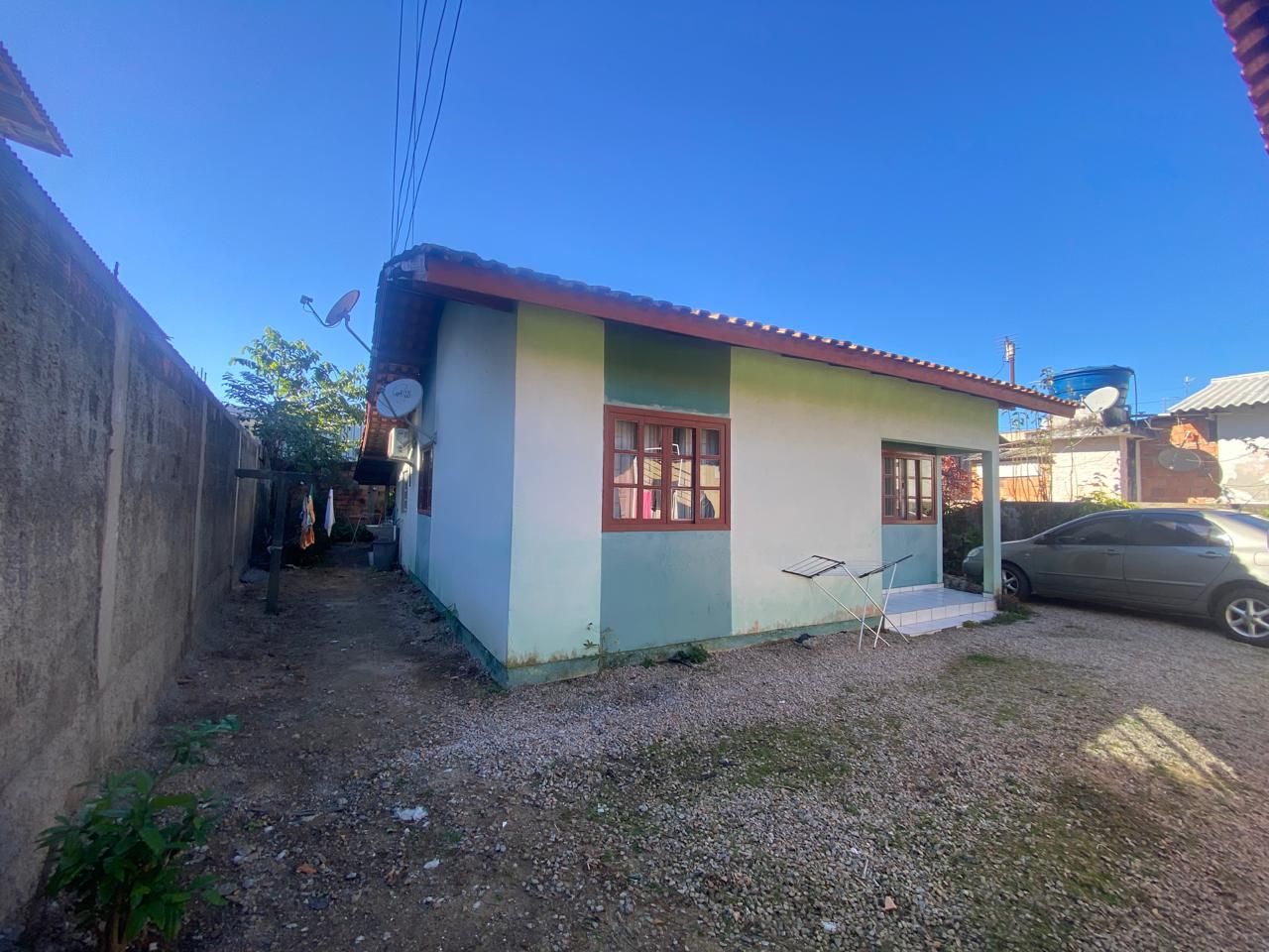 Casa com dois dormitórios à venda no bairro Centro em Tijucas/SC.