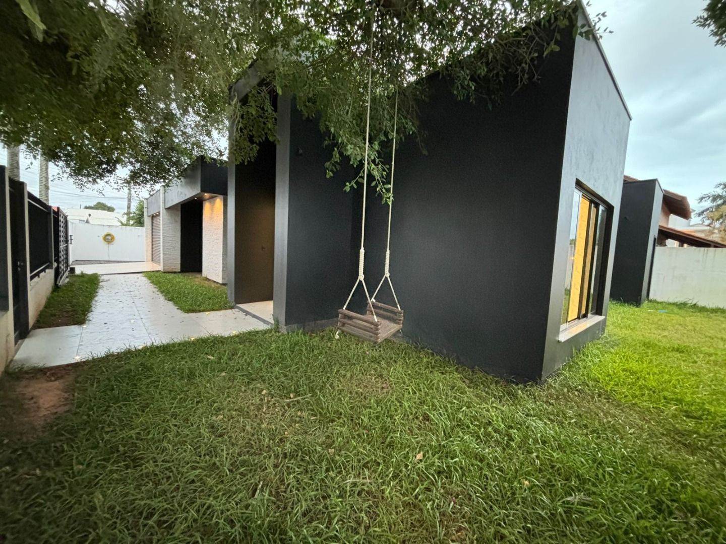 Casa com três dormitórios e uma suíte à venda no bairro Centro em Tijucas/SC.