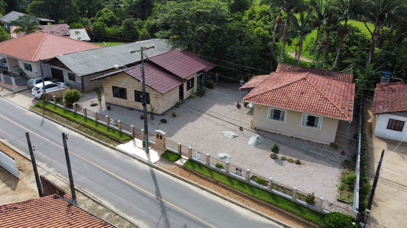 Sítio com casa sede e cachoeira no bairro da Itinga em Tijucas