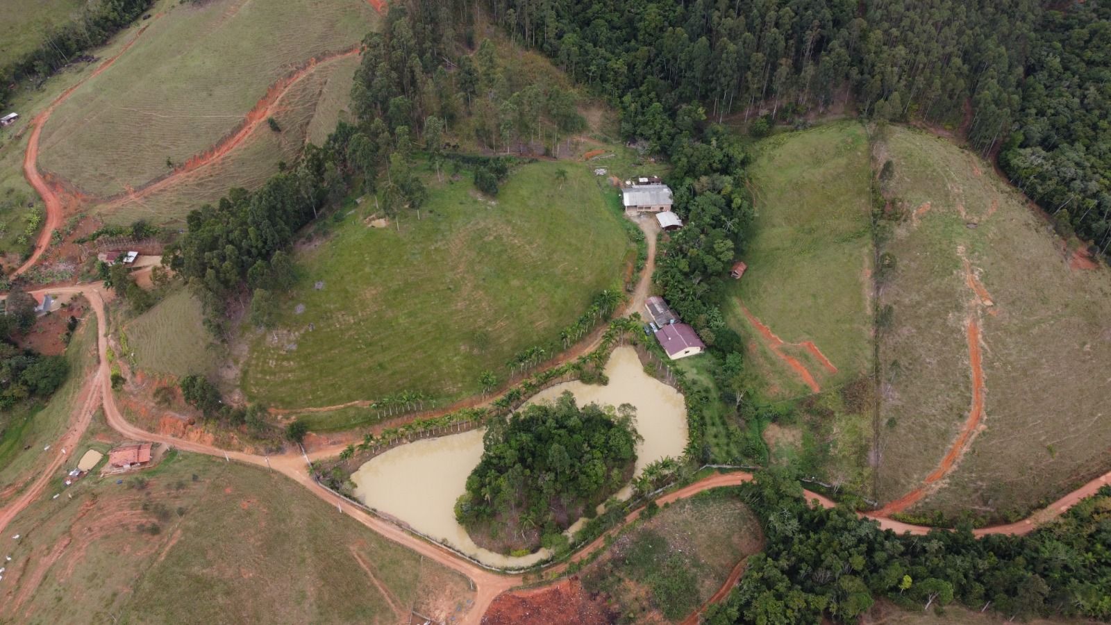 Fazenda com amplo terreno no bairro Rolador em Canelinha