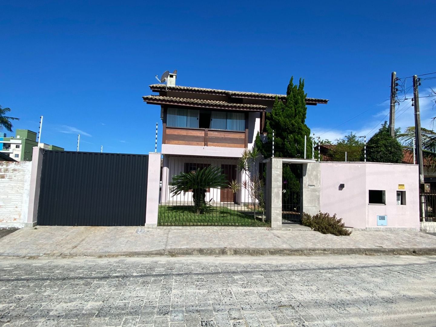 Casa com quatro dormitórios e piscina no bairro Universitário em Tijucas