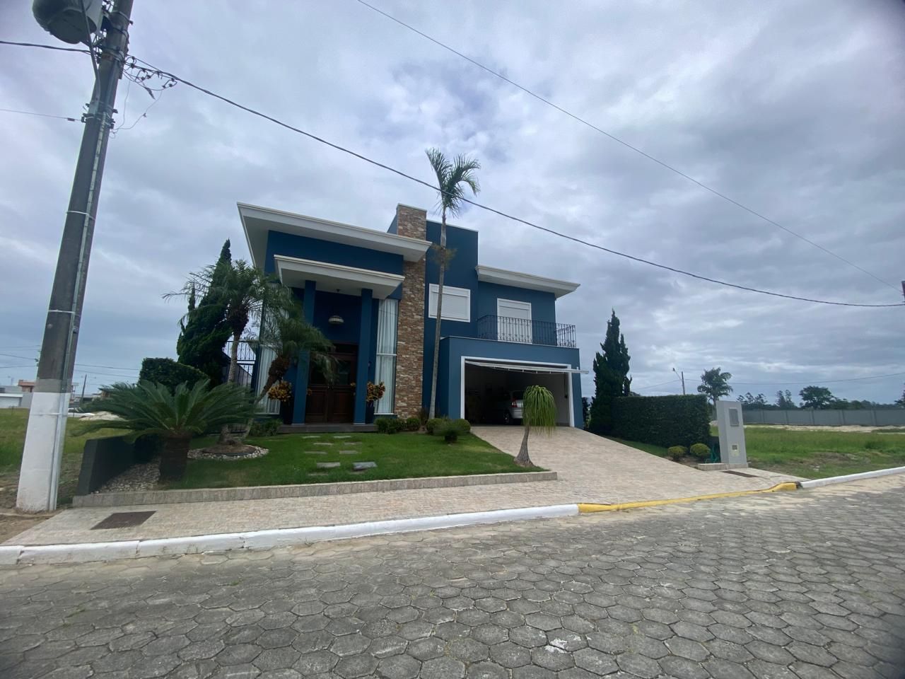 Casa de alto padrão com três dormitórios à venda no Residencial Alameda Peixoto em Tijucas/SC.