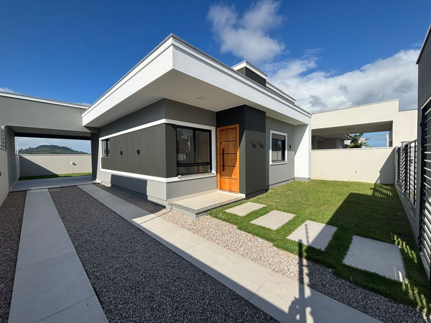 Casa com três dormitórios no loteamento BR Felice em Tijucas.