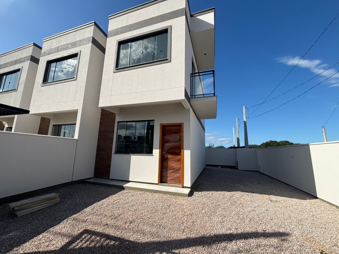 Sobrado à venda com passagem lateral no bairro Areias em Tijucas/SC.
