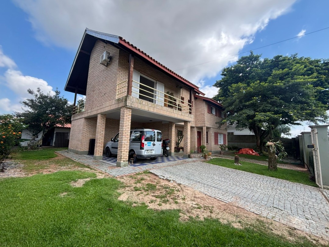 Casa espaçosa com piscina e área de lazer à venda no centro de Tijucas – SC