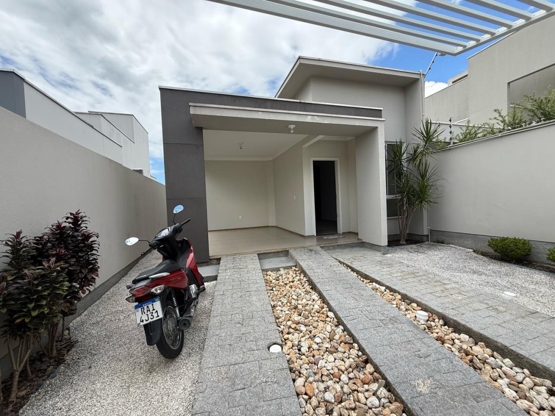 Casa com suíte localizada no centro de Tijucas/SC à venda.