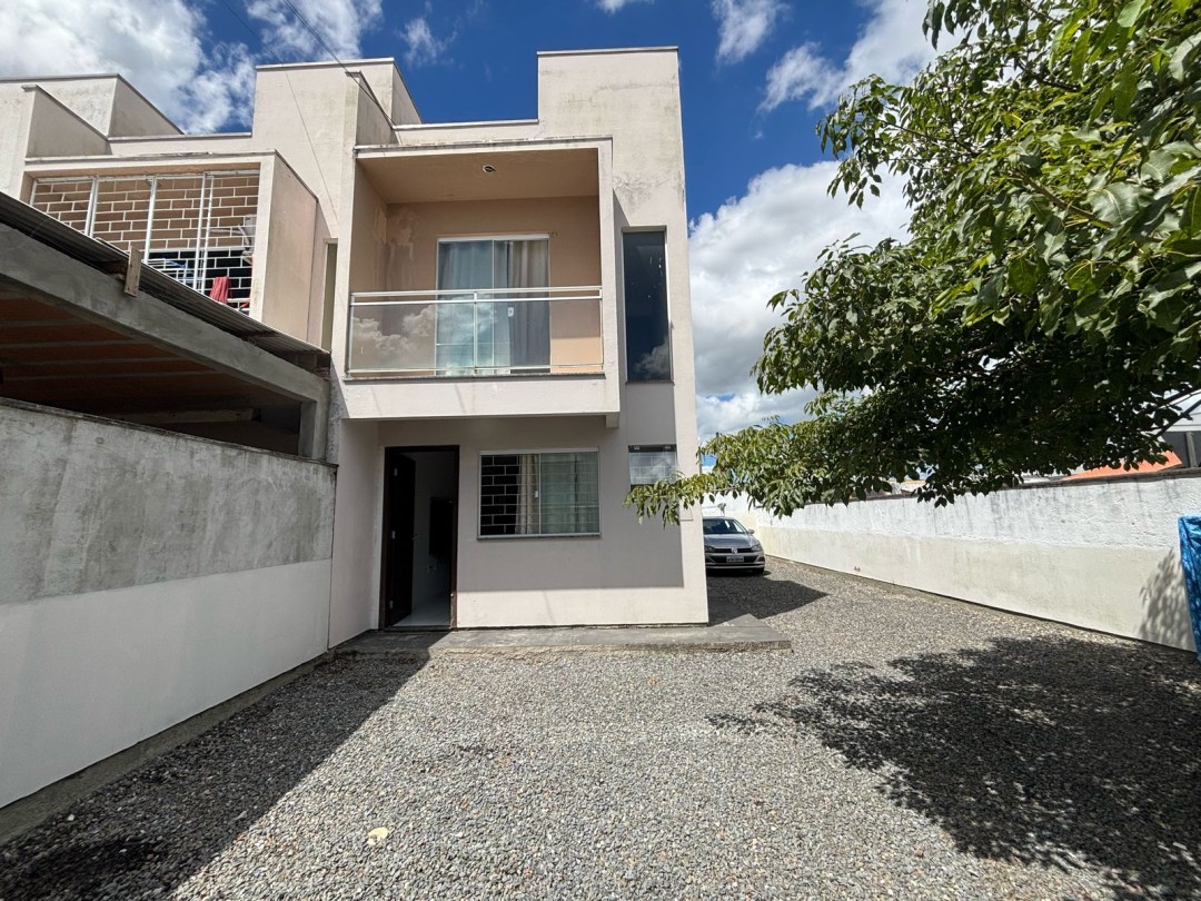 Sobrado com 2 dormitórios e amplo terreno à venda em Tijucas/SC.