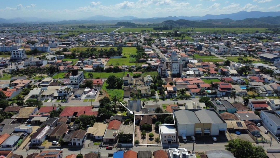 Amplo terreno pra venda no Centro de Tijucas contendo duas casas.