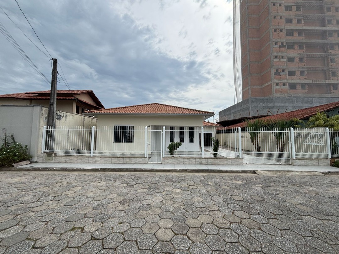 Terreno com Construção à Venda – Localizada na  Rua do Jornal Razão, Tijucas/SC