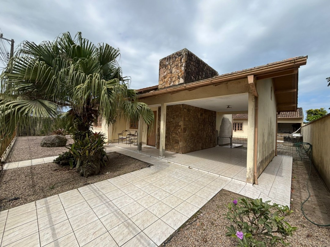 Casa com Amplo Terreno à Venda –  Localizada no bairro Centro em Tijucas/SC.