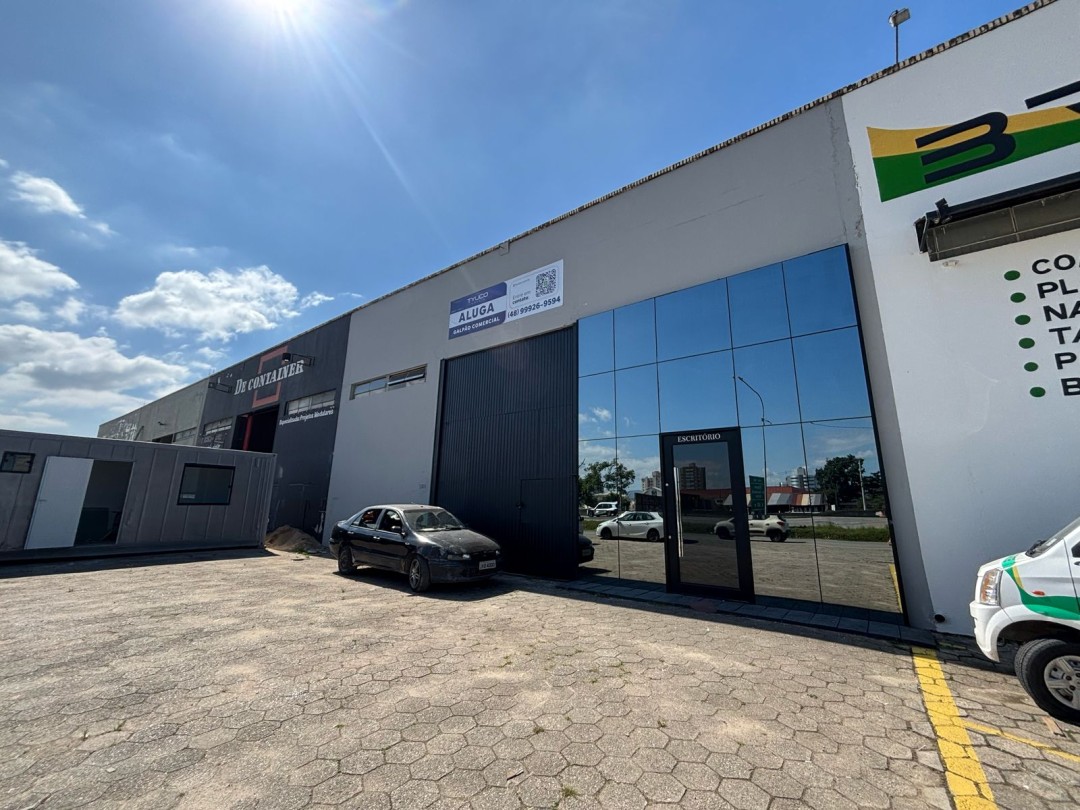 Ótimo galpão comercial com 412m2 de frente para a BR 101 em Tijucas