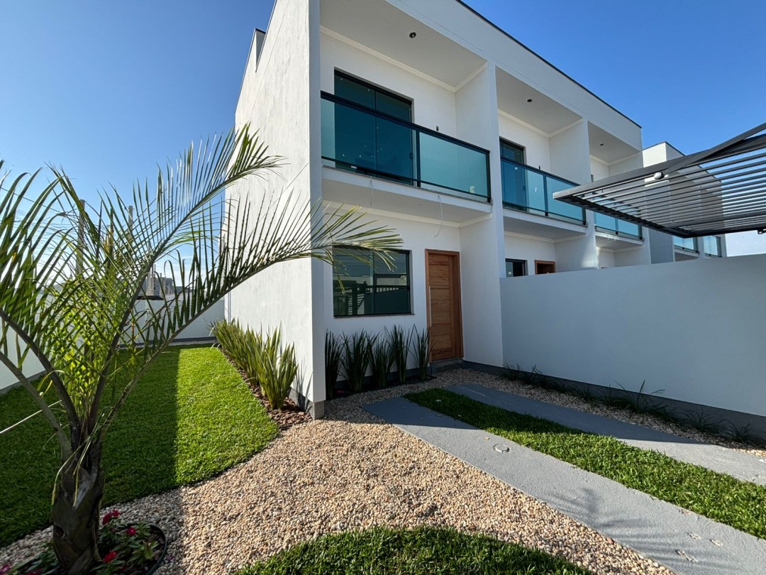 Amplo sobrado com terreno de 105m² e 2 vagas de garagem à venda em Tijucas/SC.