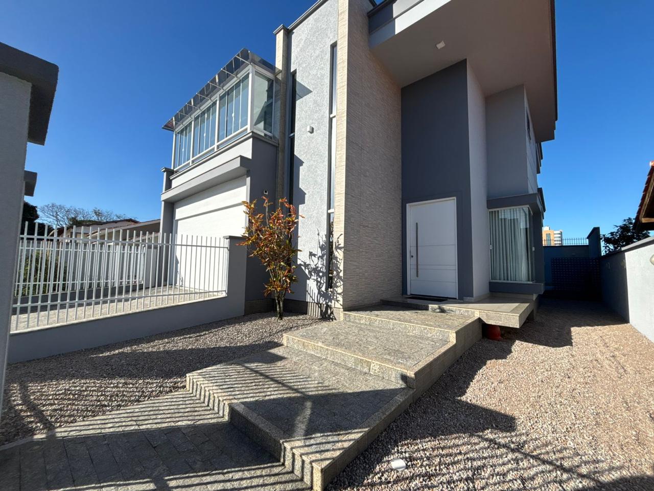 Casa alto padrão à Venda com 4 Dormitórios sendo 3 suítes no Centro em Tijucas/SC