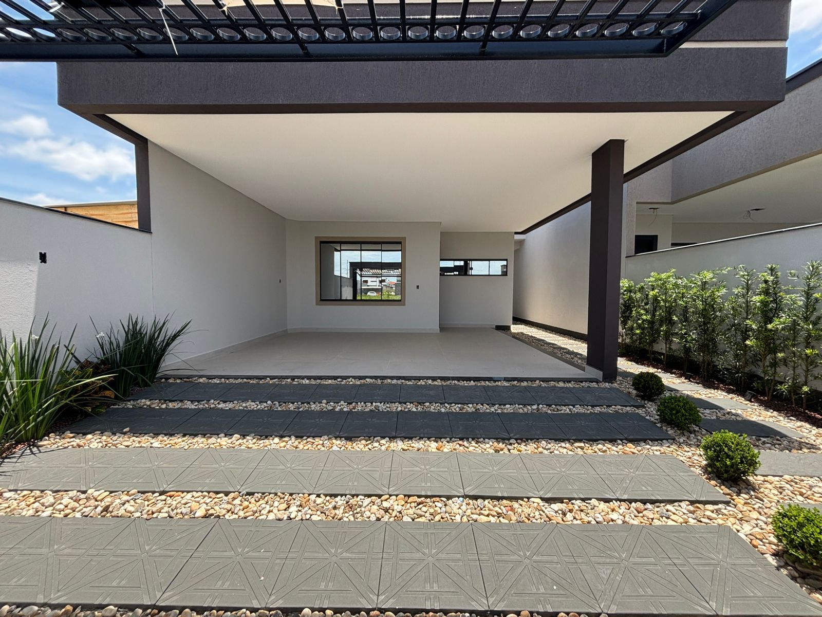 Casa com três dormitórios  à venda no loteamento Galápagos - Tijucas/SC