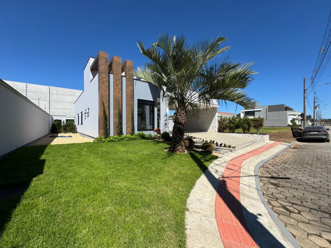 Casa alto padrão com três suítes master à venda no Condomínio Fechado Bosque Peixoto - Tijucas/SC