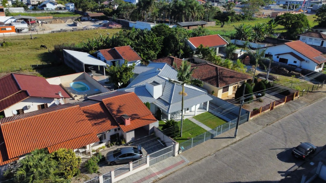 Casa em excelente localização, 4 dormitórios sendo 2 suítes no bairro universitário - Tijucas/SC