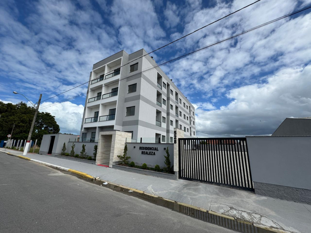 Apartamento com três dormitórios sendo 1 suíte á venda no bairro Praça - Tijucas/SC