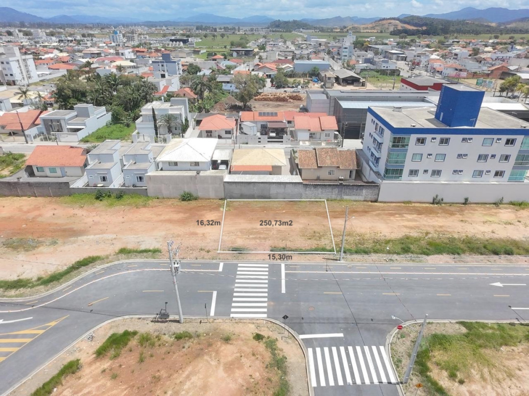 Lote Unifamiliar de frente para a área verde no Loteamento Central Park em Tijucas/SC.
