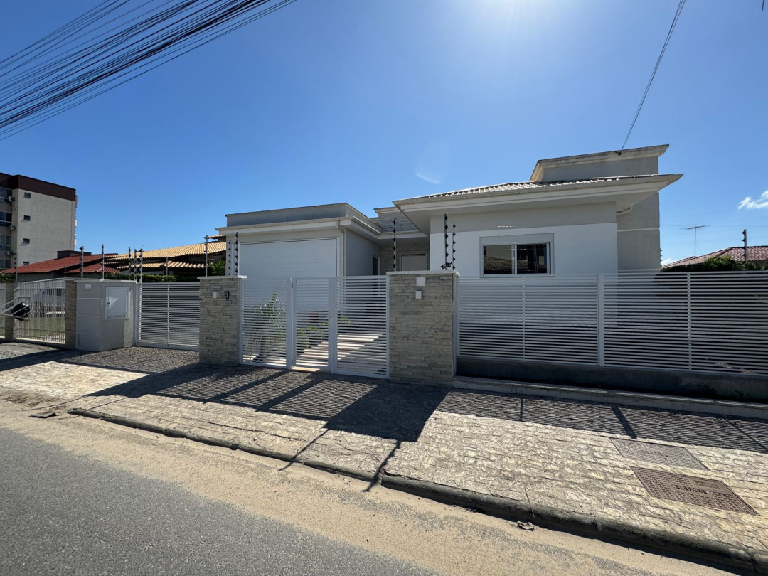 Casa com 3 dormitórios á venda no bairro Universitário - TIjucas/SC