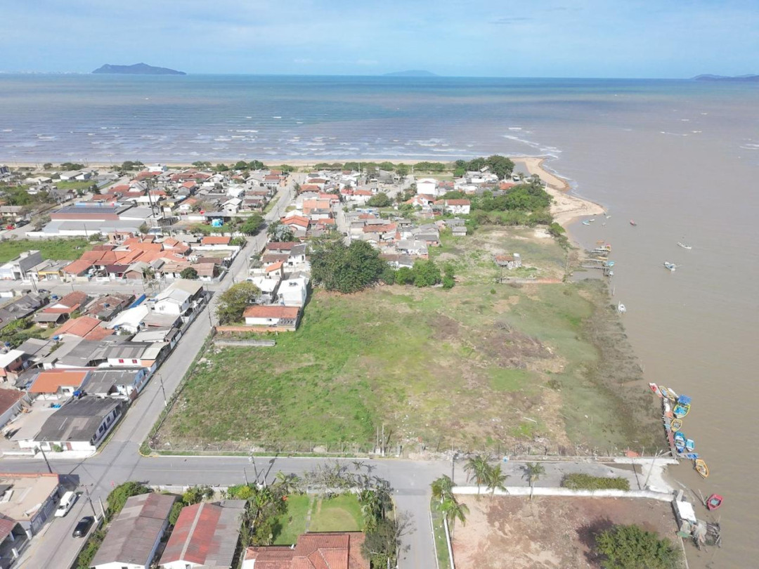 Terreno com 9.750 m² na beira rio  e próximo do mar em Tijucas/SC
