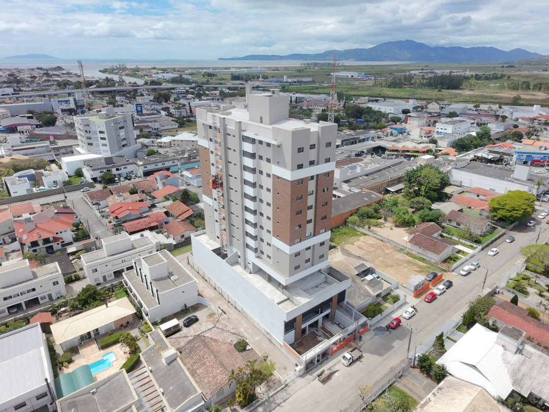 Apartamento espaçoso com 3 dormitórios e varanda gourmet à venda no centro da cidade de Tijucas/SC.