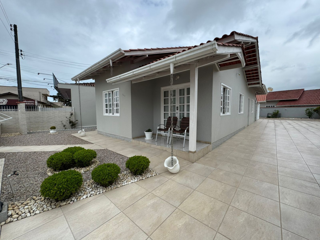 Casa com dois dormitórios à venda no bairro Praça - Tijucas/SC.