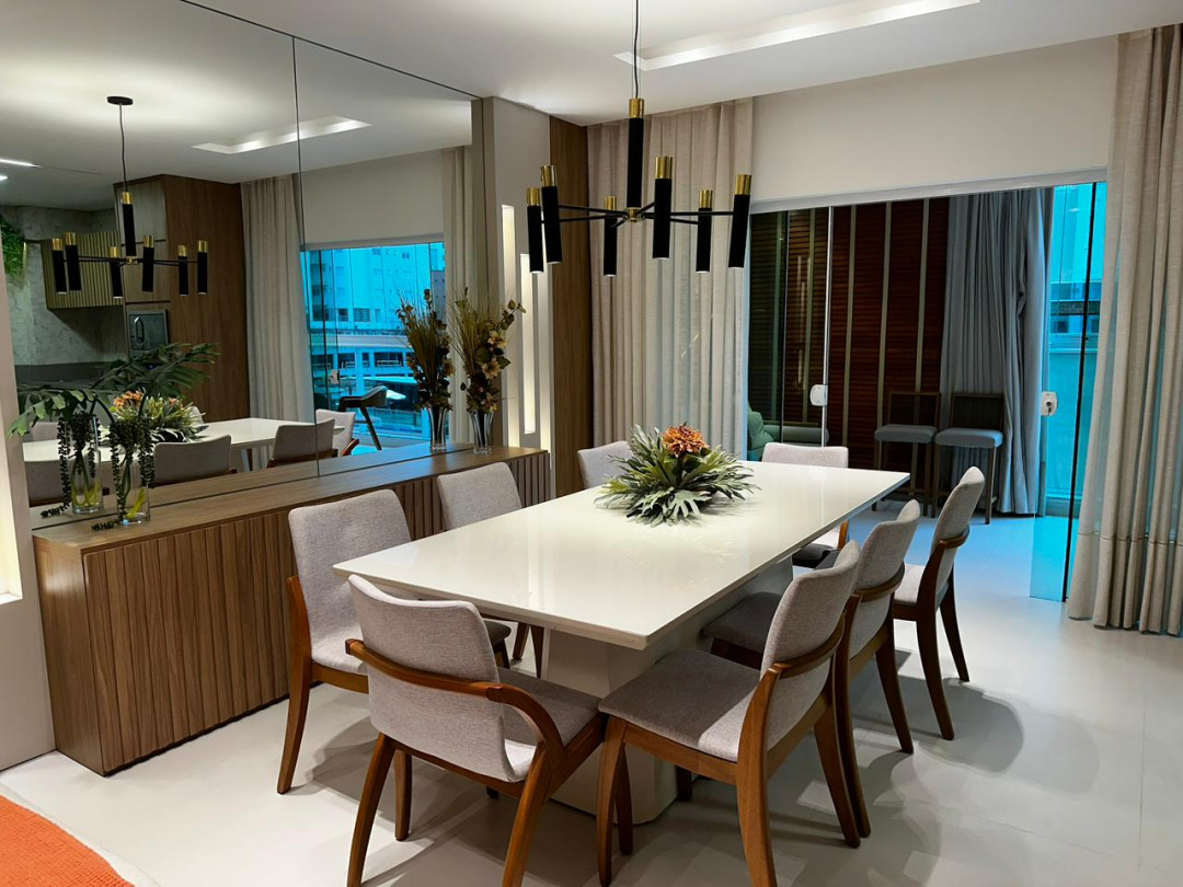 Apartamento finamente mobiliado de 3 suítes, frente avenida em Itapema