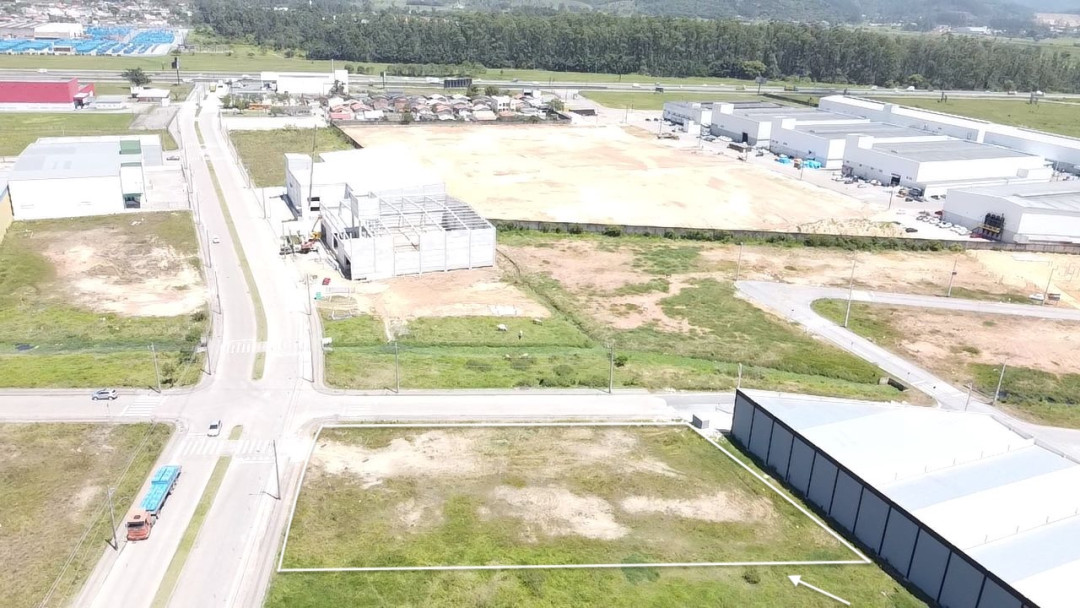 Terreno industrial com 2.645m2 a poucos metros da BR-101 em Tijucas