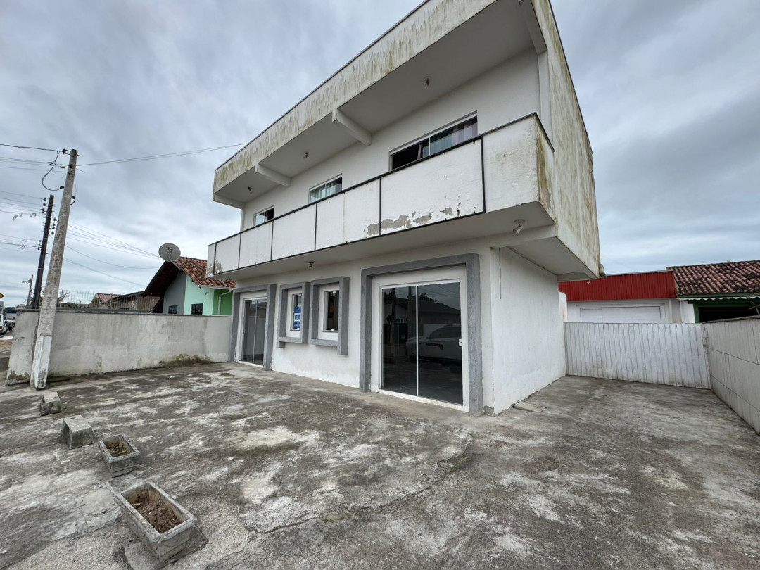 Prédio com galpão, sala comercial e apartamento à venda no centro - Tijucas/SC.