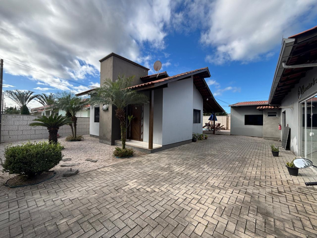 Excelente casa com piscina, amplo terreno e espaço comercial em anexo para venda no Centro de Tijucas/SC.