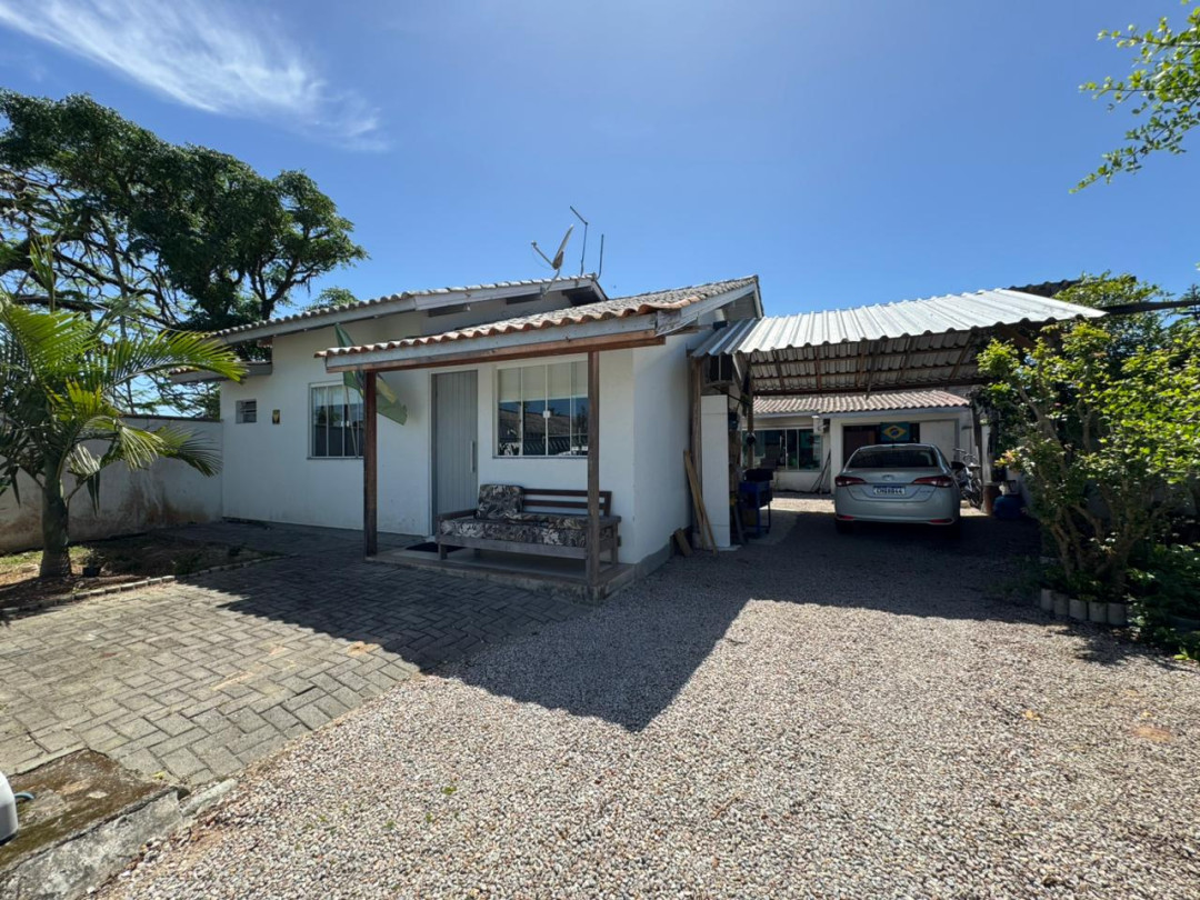 Casa com dois dormitórios sendo uma suíte à venda no bairro Praça - Tijucas/SC.