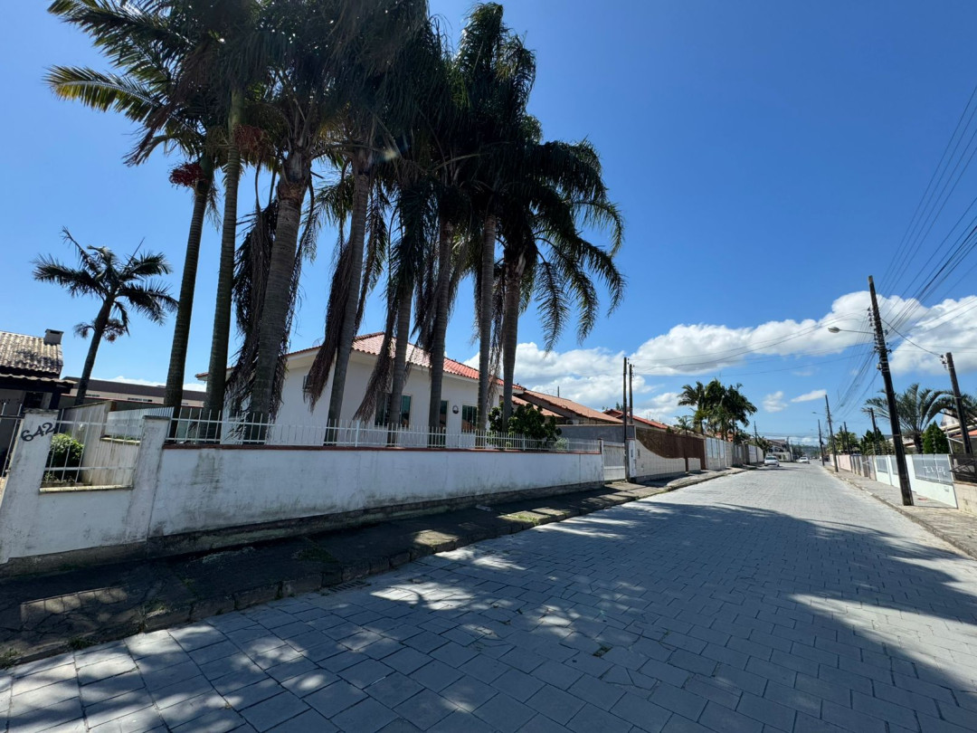 Casa à venda com ótima localização no bairro Centro em Tijucas/SC!