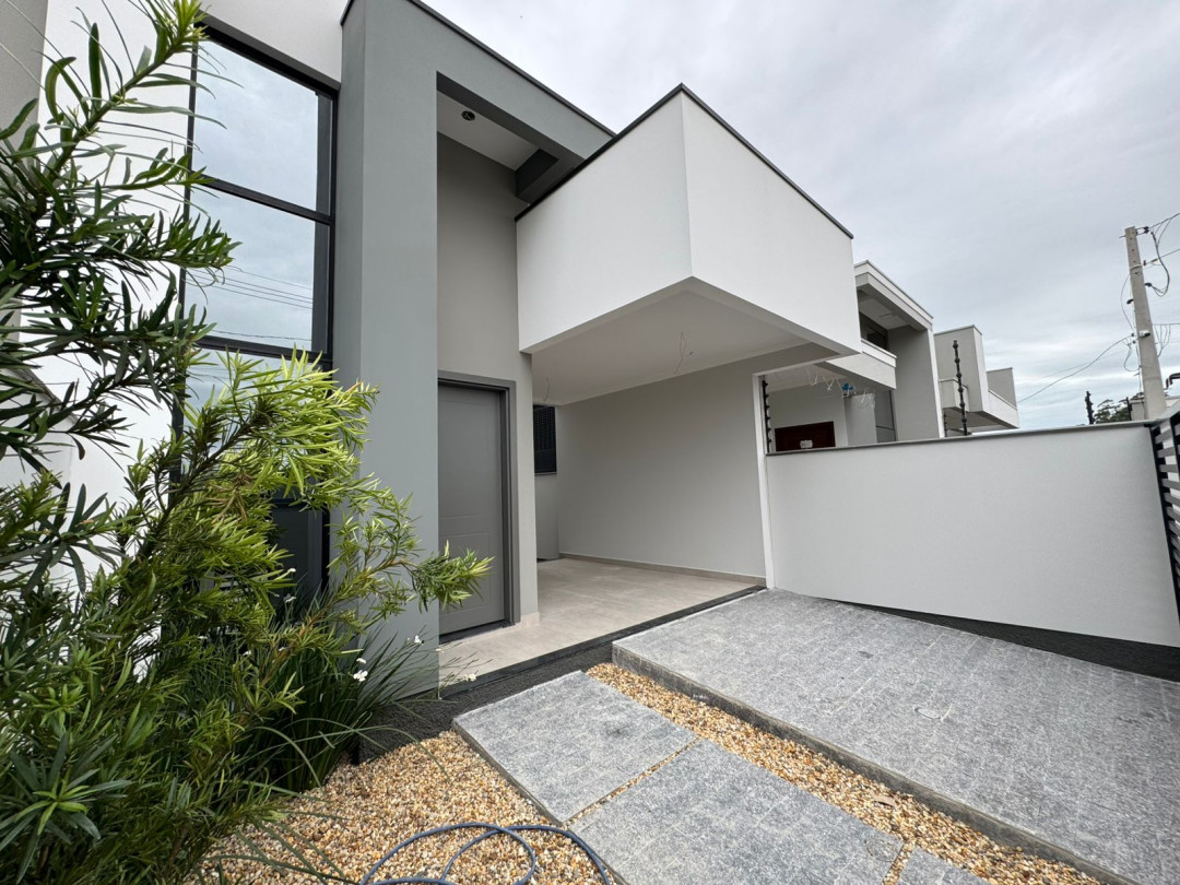 Casa com dois dormitórios sendo uma suíte à venda no bairro Areias - Tijucas/SC