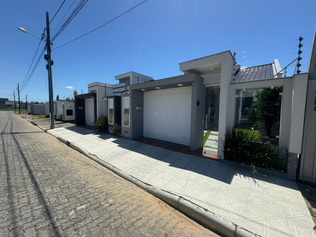 Casa três quartos, sendo uma suíte e garagem coberta no mata atlântica