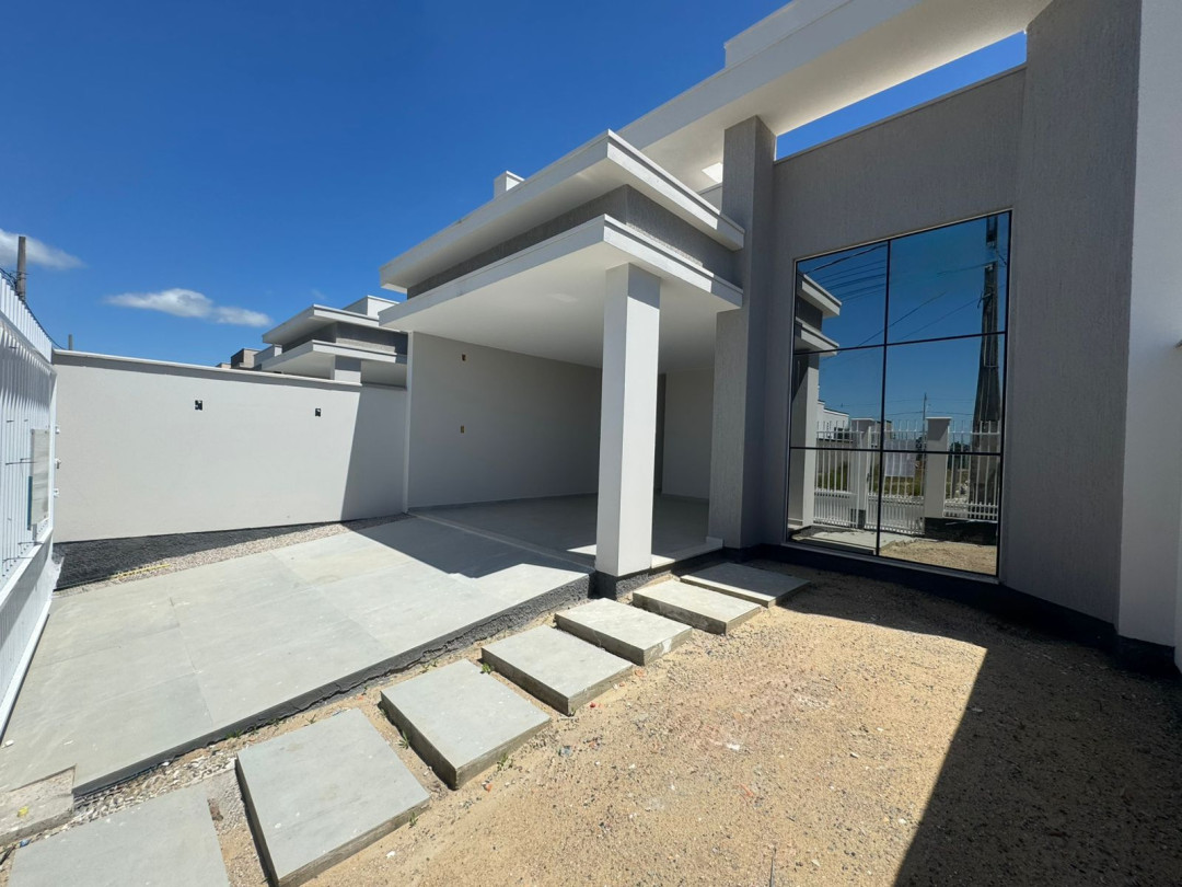 Casa com três dormitórios sendo uma suíte no bairro Areias - Tijucas/SC.