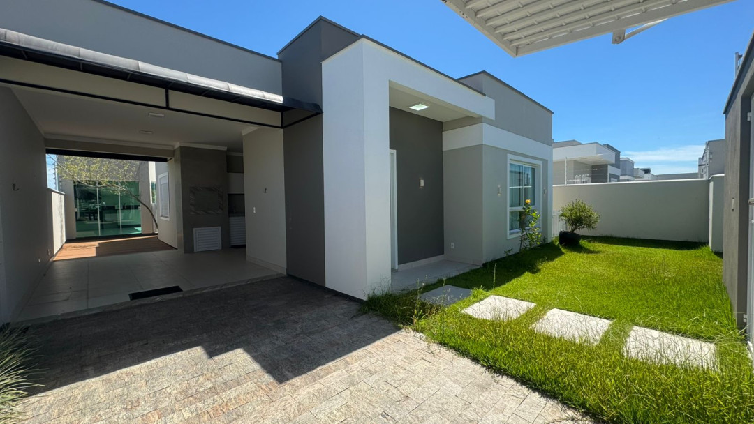 Casa semi mobiliada com três dormitórios sendo uma suíte à venda no bairro Areias - Tijucas/SC.