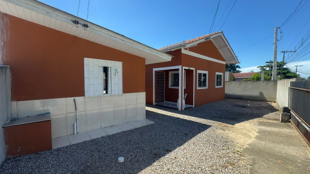 Casa com dois dormitórios e Kitnet nos fundos à venda no bairro Areias - Tijucas/SC.