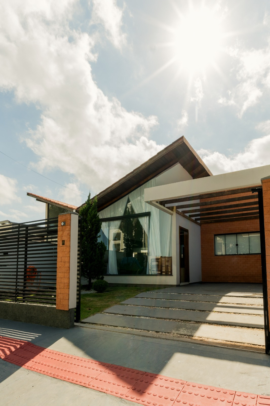 Casa mobiliada com dois dormitórios e uma suíte à venda no Bosque da Mata - Tijucas/SC.