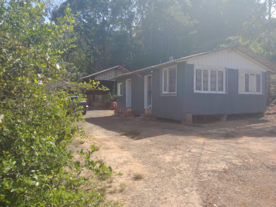 Sítio com três dormitórios à venda no bairro Oliveira - Tijucas/SC.