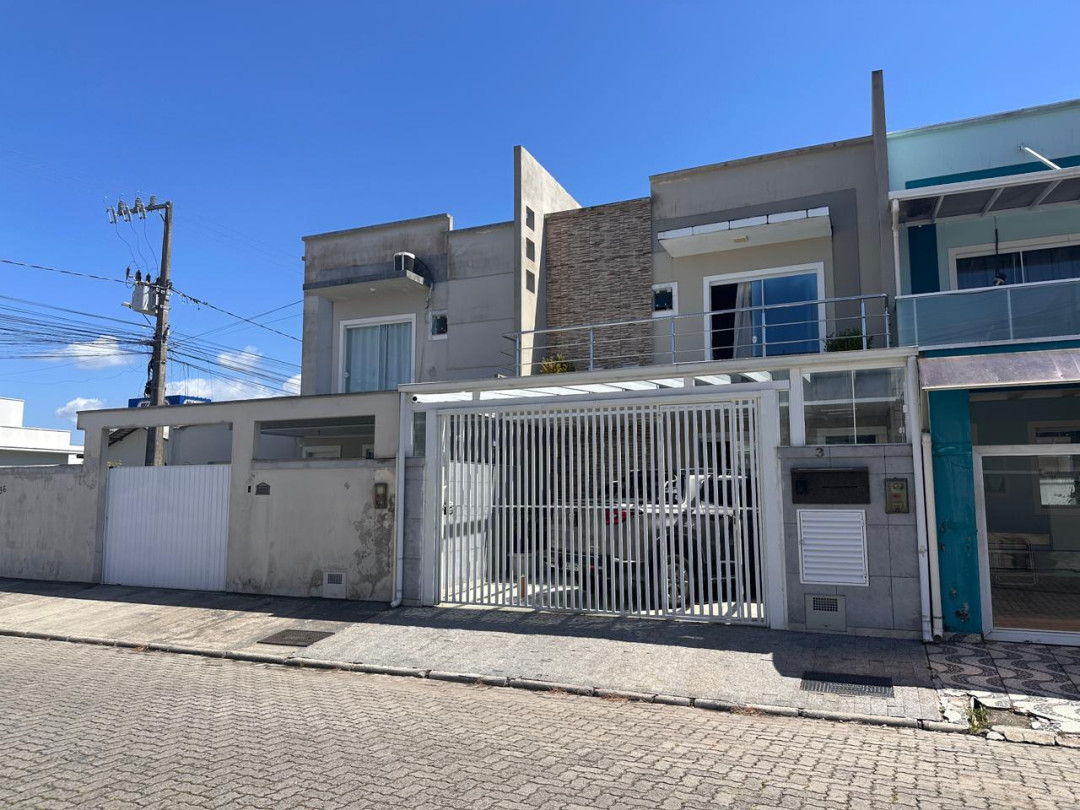 Casa com duas suítes à venda no bairro Areias - Tijucas/SC.