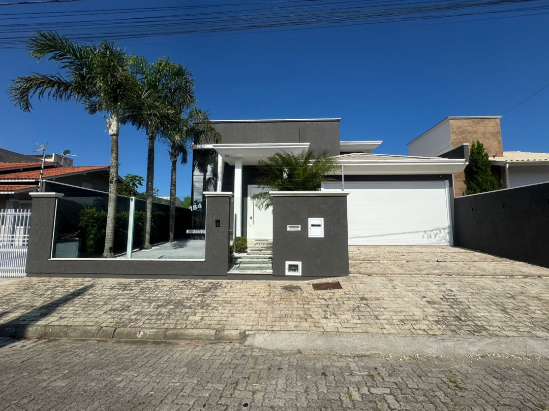 Casa de alto padrão com três dormitórios à venda no bairro Mata Atlântica em Tijucas/SC.