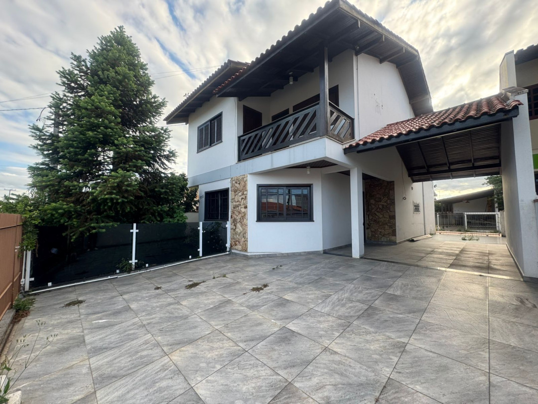 Casa com 3 dormitórios á venda no bairro Universitário - Tijucas/SC