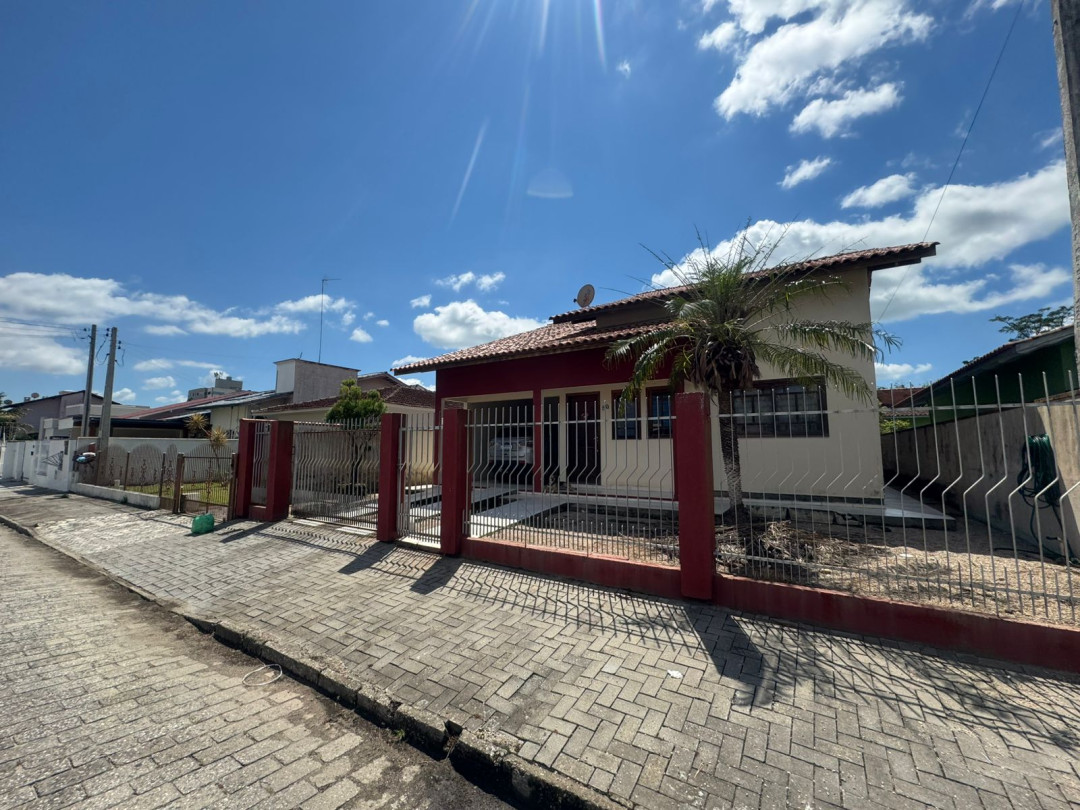 Casa semimobiliada com três dormitórios sendo uma suíte no bairro Universitário - Tijucas/SC.