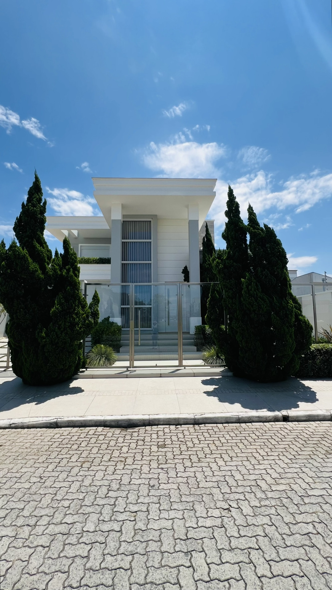 Casa de alto padrão mobiliada com três dormitórios sendo uma suíte à venda no bairro Universitário - Tijucas/SC.