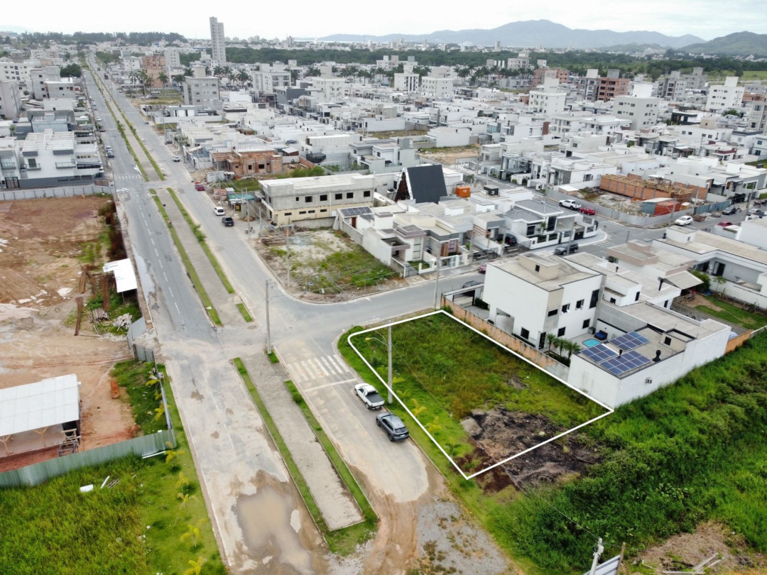 Lote Comercial de Esquina de frente para a Avenida do Loteamento Bosque da Mata em Tijucas