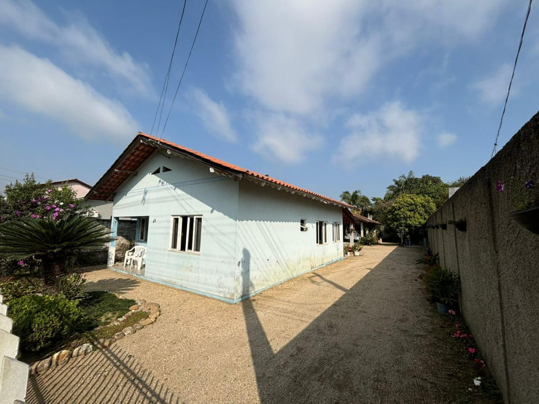 Casa com três dormitórios à venda no bairro Joaia - Tijucas/SC.