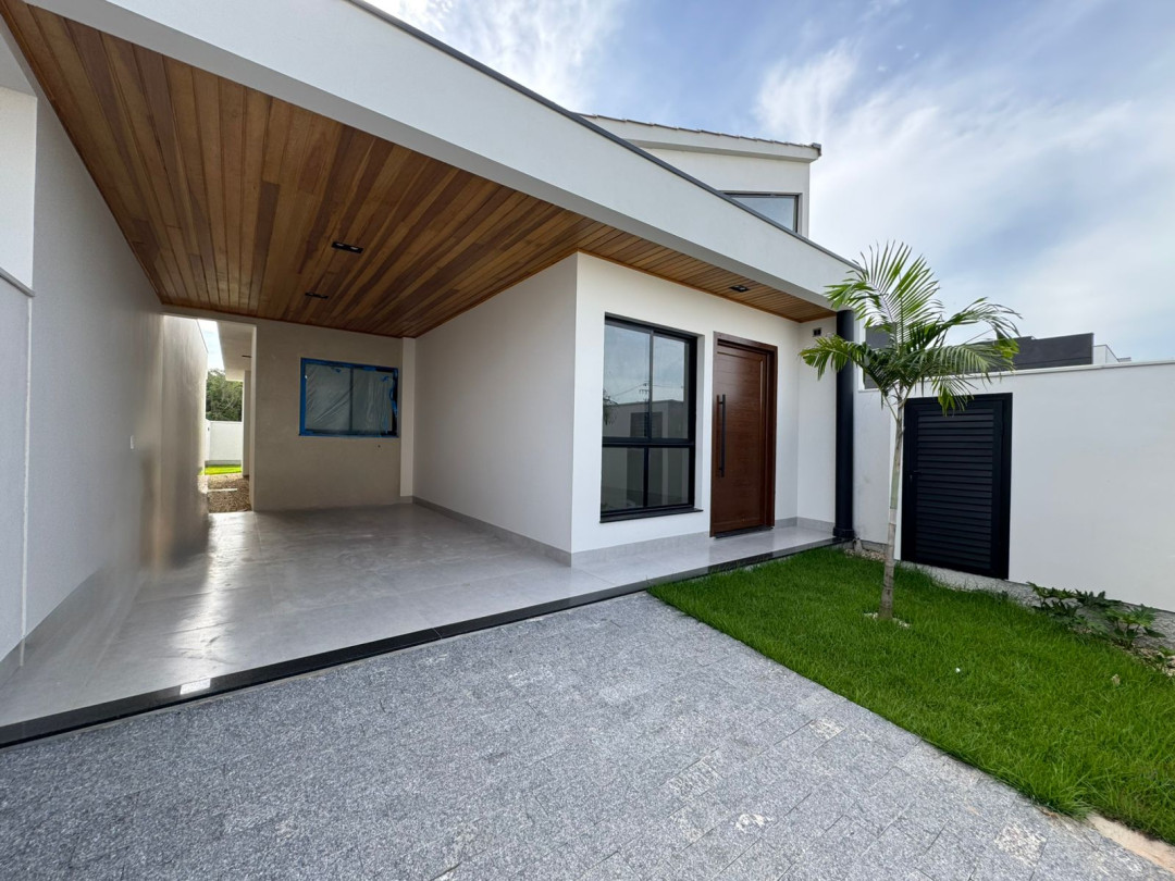 Casa com três dormitórios sendo uma suíte à venda no bairro Areias - Tijucas/SC.