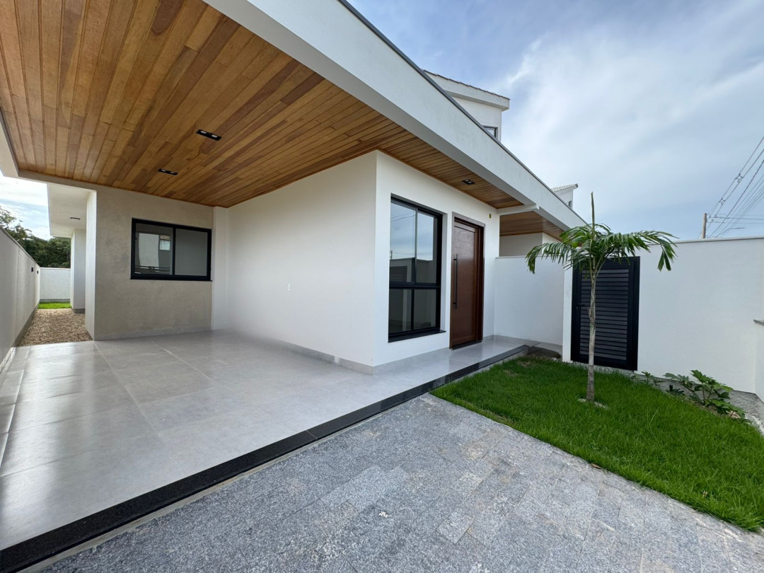 Casa com três dormitórios sendo uma suíte à venda no bairro Areias - Tijucas/SC.